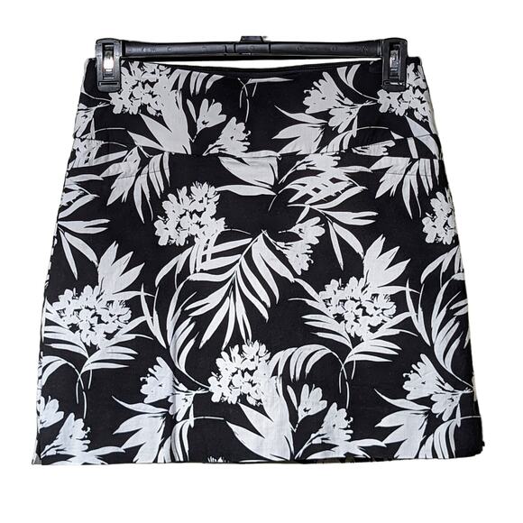 SC & Co Black White Floral Stretch Golf Tennis Pull On Women Skort Skirt Size M